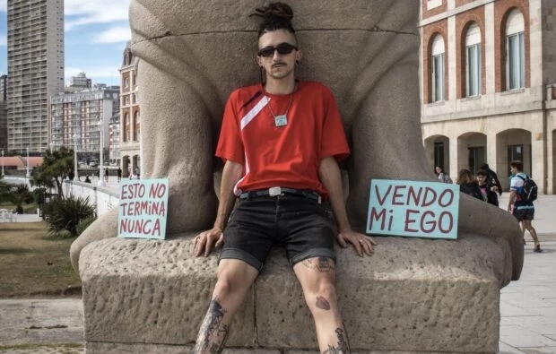 Quién es el artista urbano detrás de "vendo mi ego", la obra que invade las calles de Buenos Aires