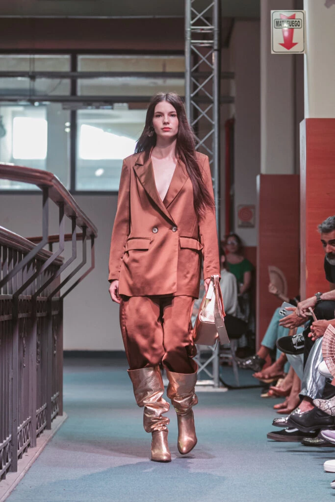 Una de las pasadas que realizó esta semana con un look en tonos tierra que se llevó todas las miradas. Foto: Prensa BAFWEEK.