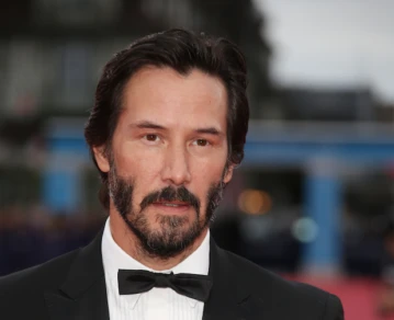 Keanu Reeves de traje