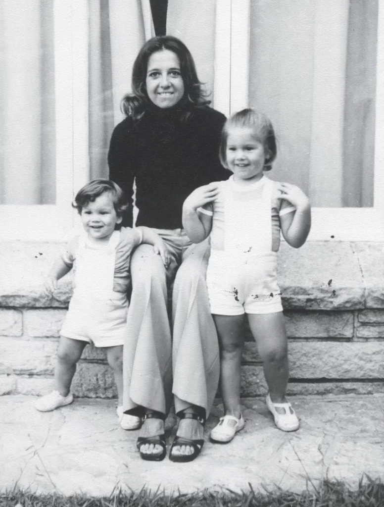 María del Carmen junto a Máxima e Inés, sus hijas. Foto: Archivo.