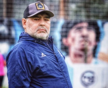 Diego Armando Maradona con una gorra con su cara