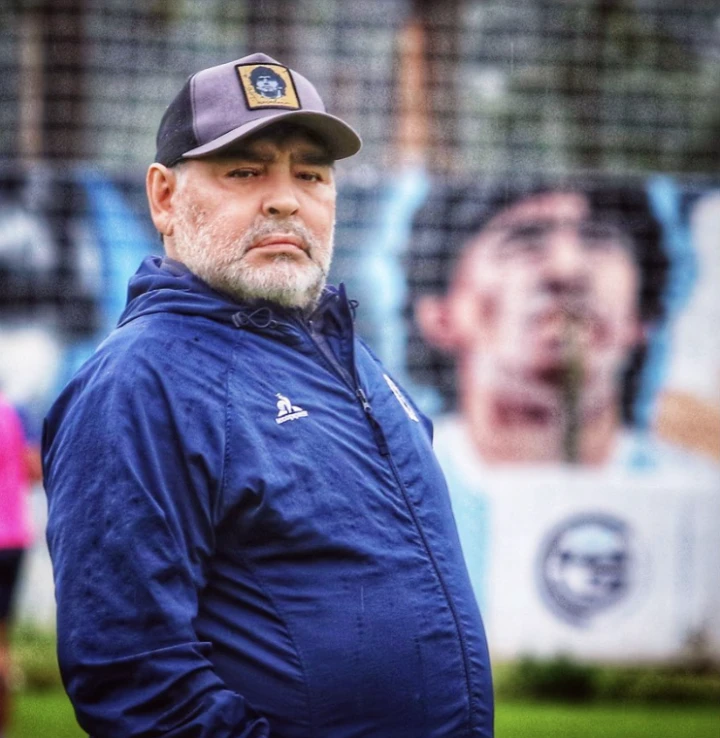Diego Armando Maradona con una gorra con su cara