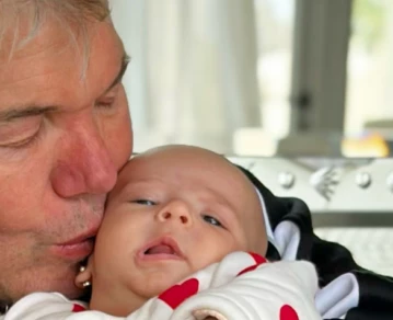 A pocos días de cumplir 3 meses, Sarah dio un importante “paso” y su papá Fernando Burlando lo celebró. Foto redes sociales