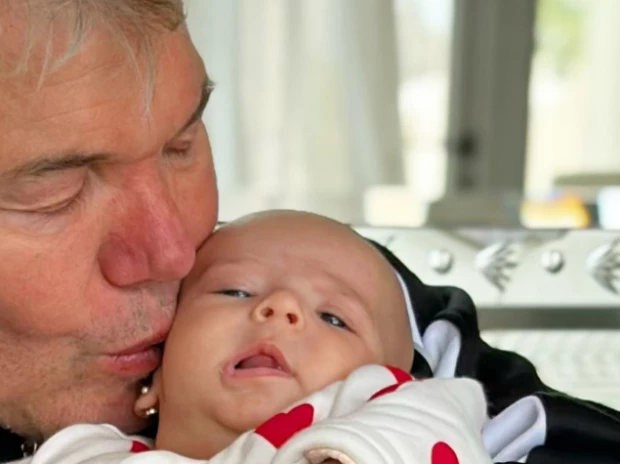 A pocos días de cumplir 3 meses, Sarah dio un importante “paso” y su papá Fernando Burlando lo celebró. Foto redes sociales