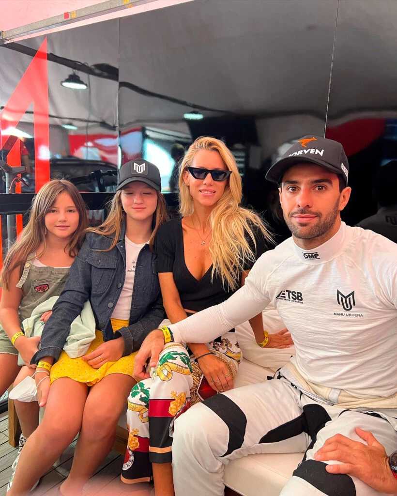 Nicole Neumann junto a sus hijas y Manu Urcera. Foto redes sociales
