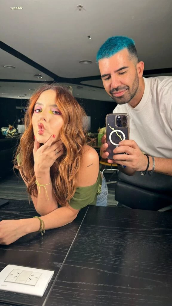 Castaño oscuro y toques cobrizos para Evaluna Montaner.