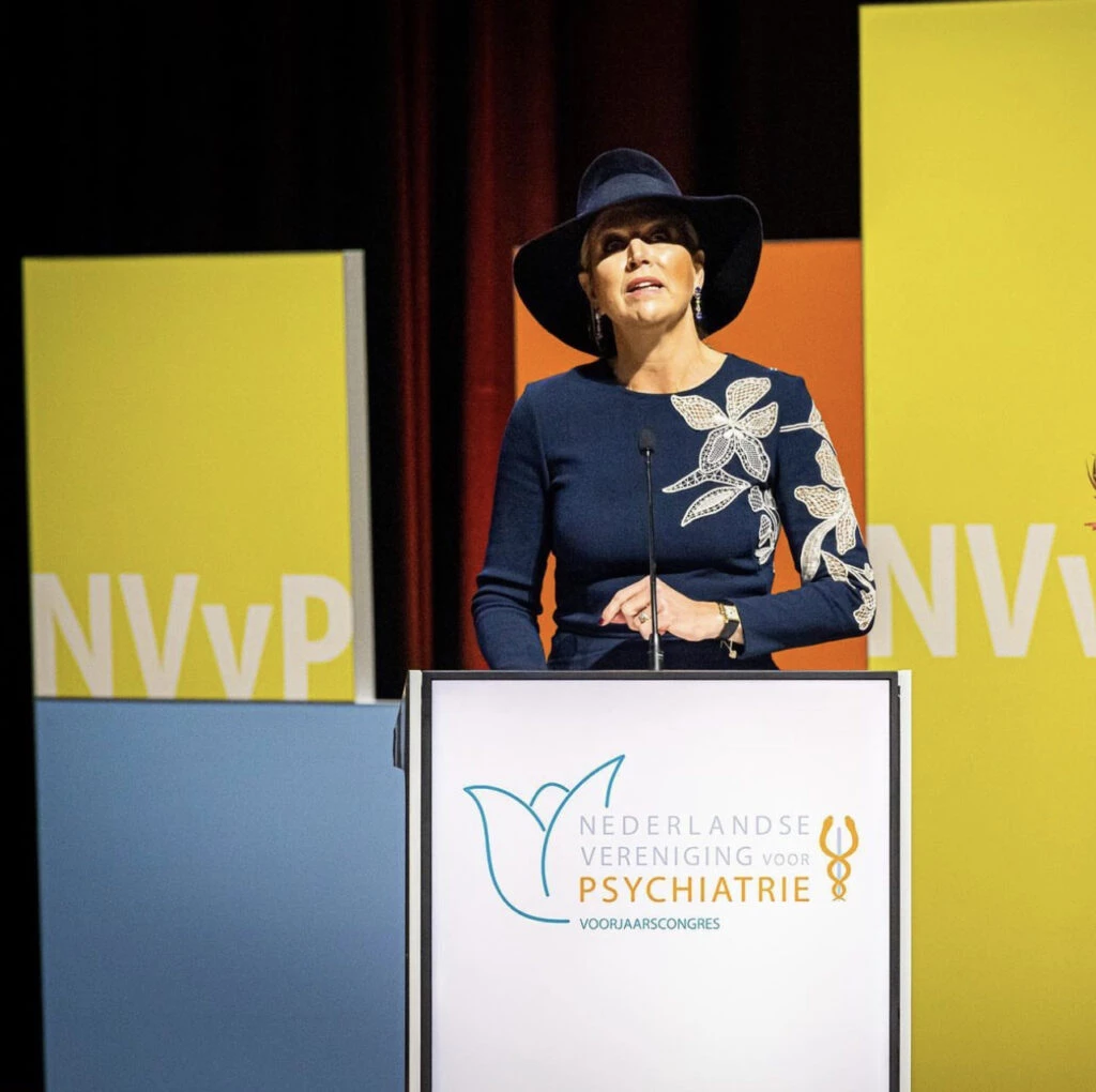 La reina lució un tono de los frios, que no es de los más frecuentes de su vestuario.