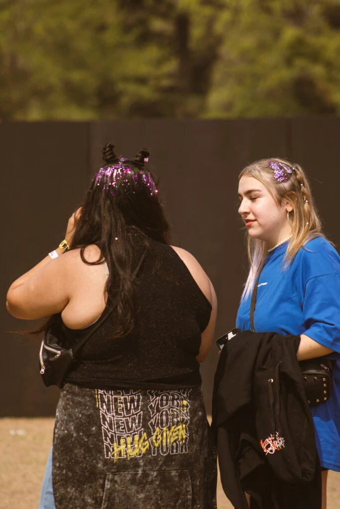 El glitter nuevamente protagonista de la jornada. Foto: Martina Cretella.