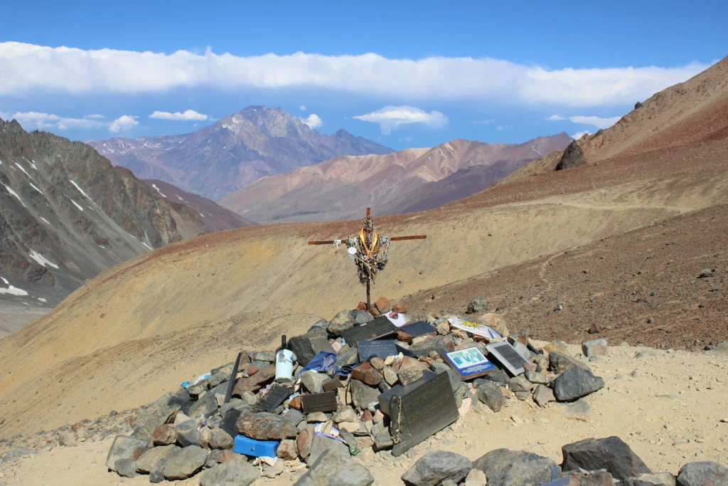 El Memorial es el punto de encuentro en donde se produce una de las situaciones más solemnes de todo el recorrido. 