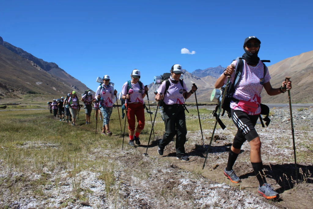 Participaron 55 personas en total: 36 mujeres pacientes, 13 de las cuales tienen cáncer de mama metastásico en tratamiento crónico. Además, había 19 integrantes del equipo de staff de la Fundación Cáncer del Instituto Alexander Fleming (FUCA, 4 guías de montaña, 6 arrieros, caballos y mulas.