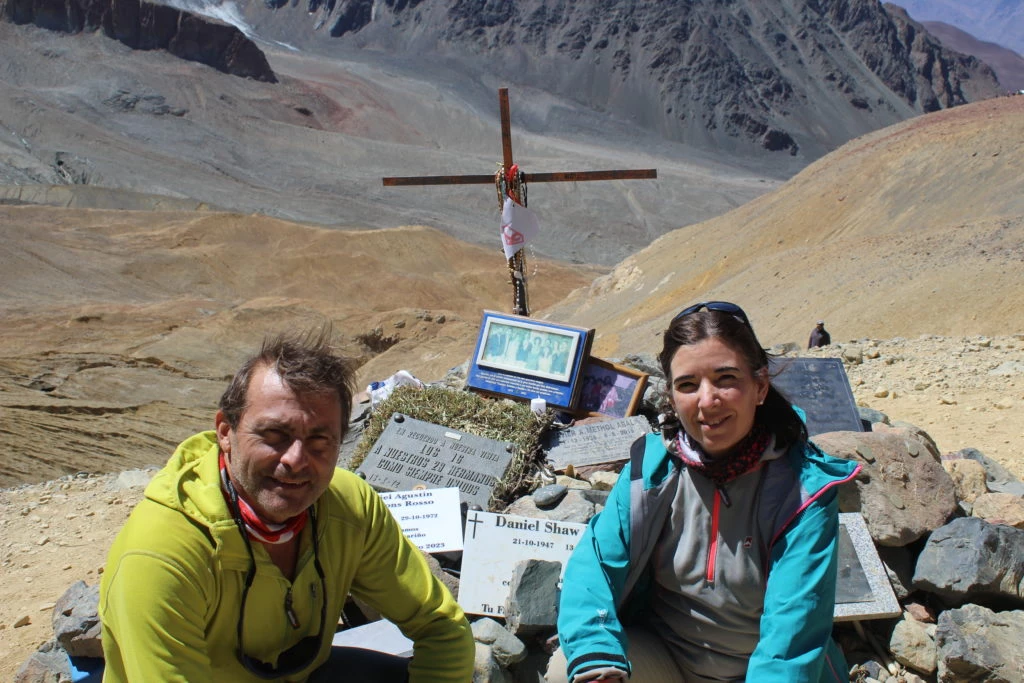 Hierros oxidados, ofrendas y rosarios. En este punto exacto el viernes 13 de octubre de 1972 cayó el vuelo 571 de la Fuerza Aérea Uruguaya. En este lugar, pacientes y médicos, rindieron su homenaje donde descansan los restos de los pasajeros y tripulantes fallecidos en triste accidente. 