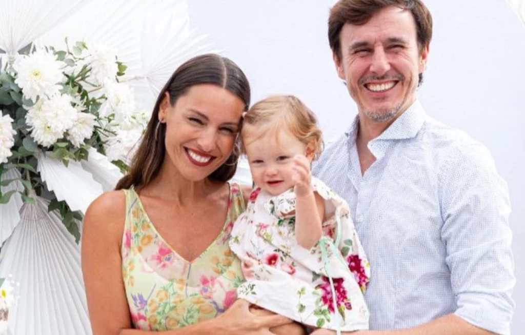 Las tiernas fotos del comienzo escolar de Ana, la hija de Pampita y Roberto García Moritán