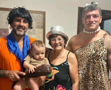 Luca Cubero festeja el cumpleaños de su abuela paterna, Angela Cubero.