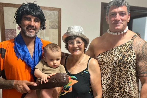 Luca Cubero festeja el cumpleaños de su abuela paterna, Angela Cubero.