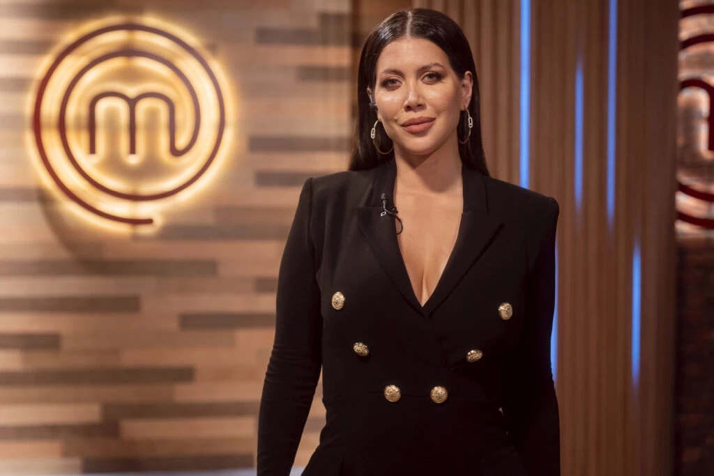 El total black fue el imprescindible de Wanda Nara para debutar en su nuevo rol dentro de Masterchef. Foto: Telefe.