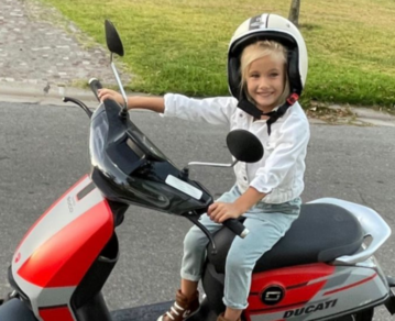 Matilda Salazar paseó por Nordelta y jugó a conducir una moto