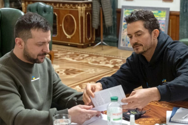 Orlando Bloom viajó a ucrania y le ofreció al presidente, Volodímir Zelenski, ayuda para los niños