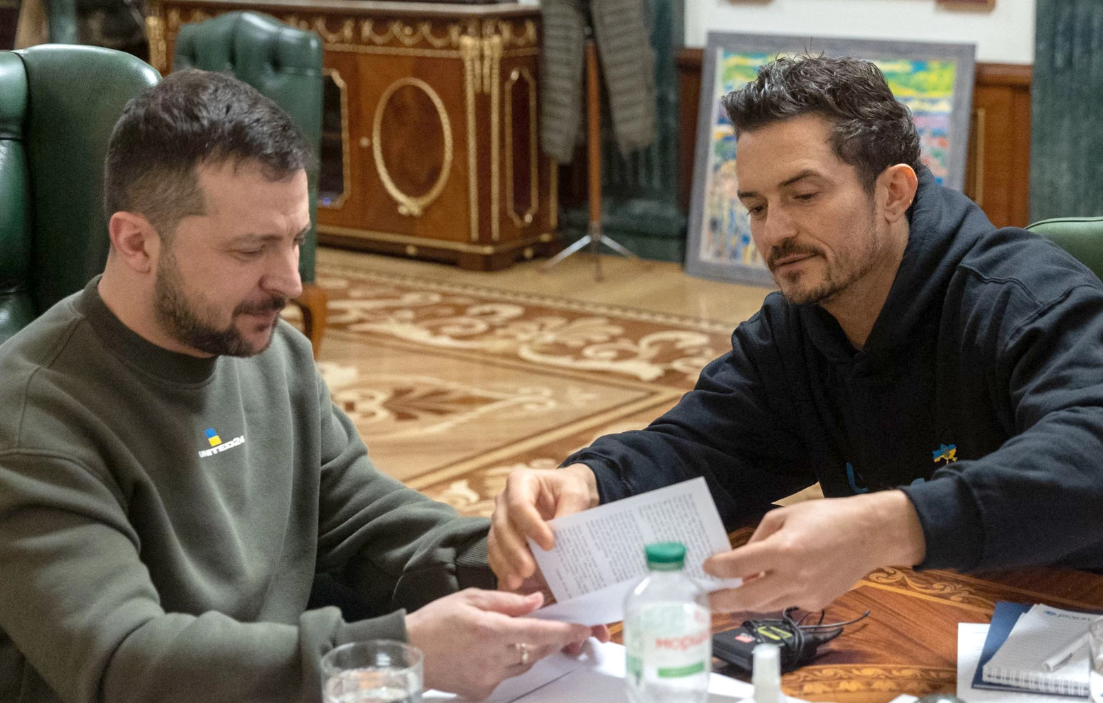 Orlando Bloom viajó a ucrania y le ofreció al presidente, Volodímir Zelenski, ayuda para los niños