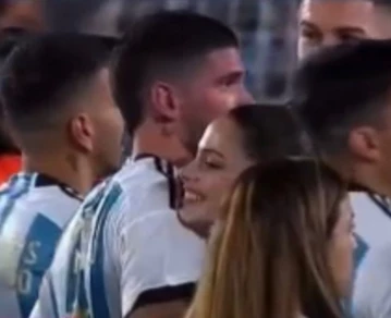 Tini y De Paul en el Monumental