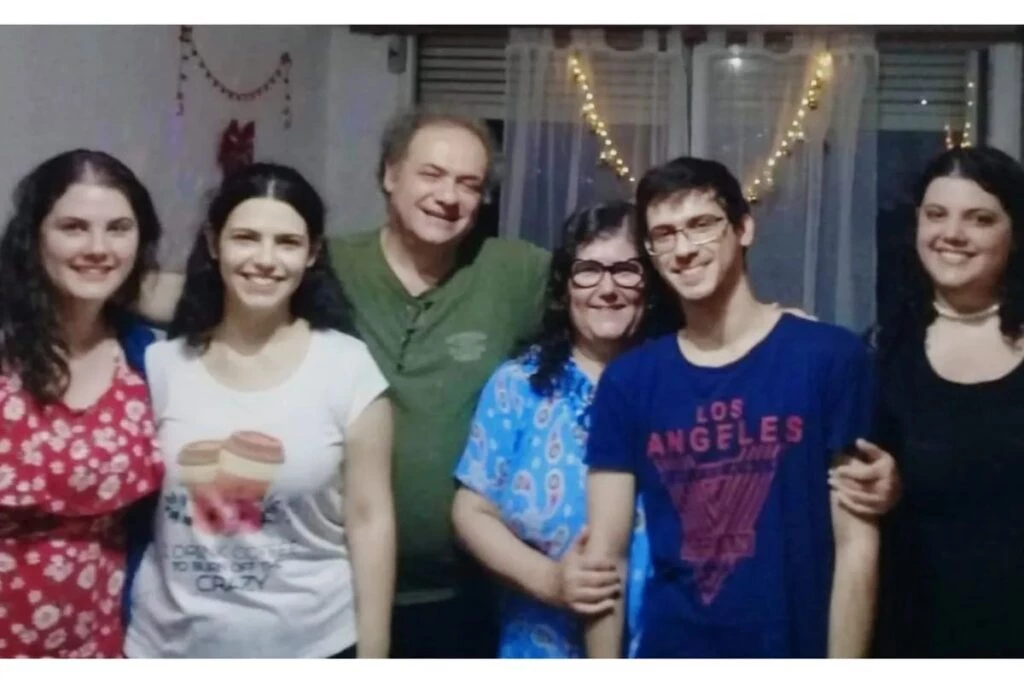 María del Carmen Gironzi junto a su esposo Ricardo y sus cuatro hijos Daniel, Marisol, Fiorella y Natalia en las fiestas