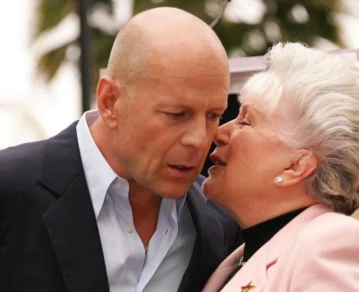 Bruce Willis junto a su madre