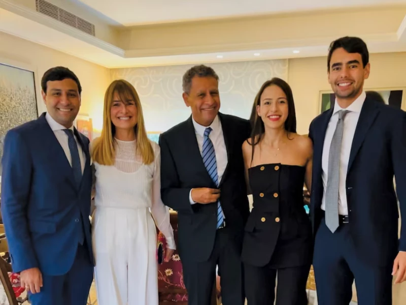Gabriela Arias Uriburu junto a Imad Shaban y sus hijos el año pasado.