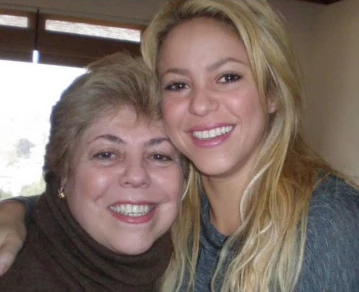 Shakira junto a su madre