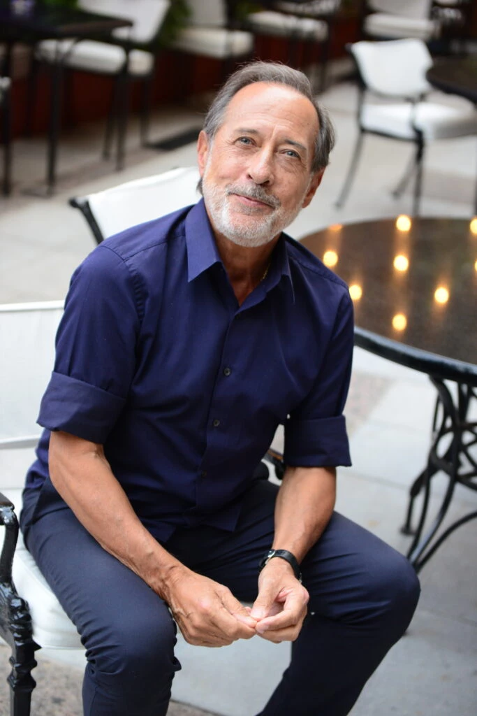 Guillermo Francella se pone en la piel de Alejandro, un piloto que tendrá que trabajar fuertemente para poder salir de la red ilegal en la que ingresó de forma inesperada. Foto: Alejandro Carra.