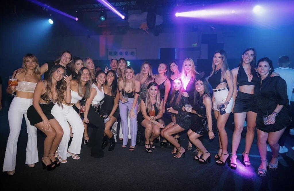 Las plataformas de Antonela Roccuzzo fueron furor en la fiesta que realizaron los jugadores argentinos.