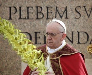 Luego de sus problemas de salud que lo mantuvieron internado el Papa asistió a la misa del Domingo de Ramos.