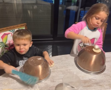 La China Suárez dio clases de cocina con sus hijos Amancio y Magnolia