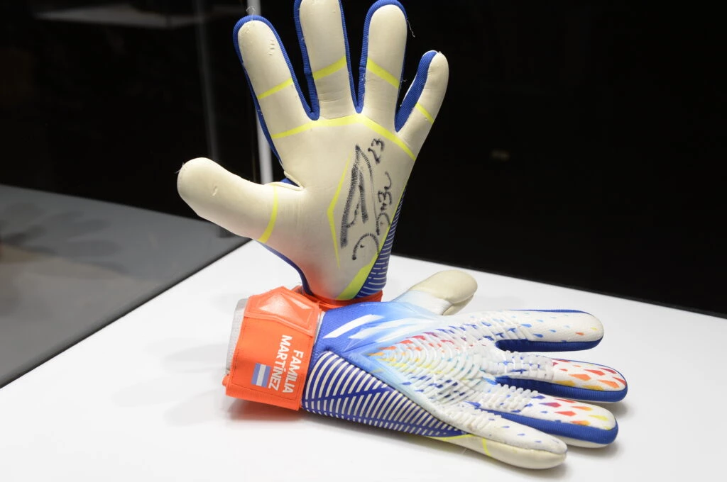 Los guantes de Dibu Martínez. Foto archivo. 