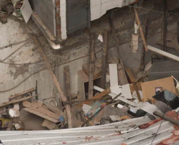 Derrumbe en una casa de Floresta donde vivían más de 150 personas