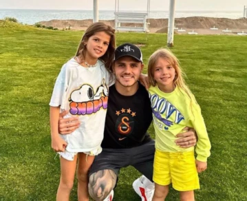 Mauro Icardi junto a sus hijas, Francesca e Isabella