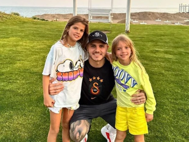 Mauro Icardi junto a sus hijas, Francesca e Isabella