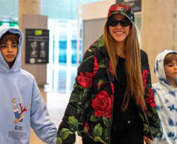 Shakira llegó al aeropuerto de Barcelona y se despidió de la prensa para siempre