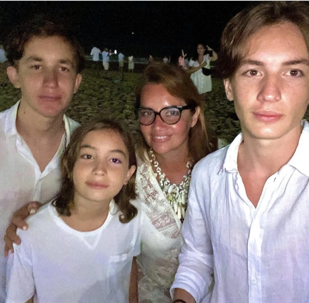 Nancy Pazos junto a sus hijos. Foto redes sociales.