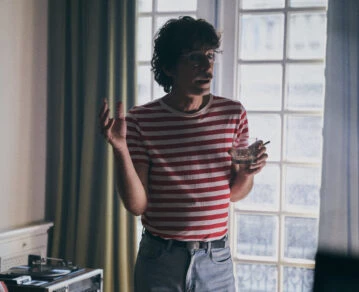 Andy Chango como Charly García en la serie de Fito Páez