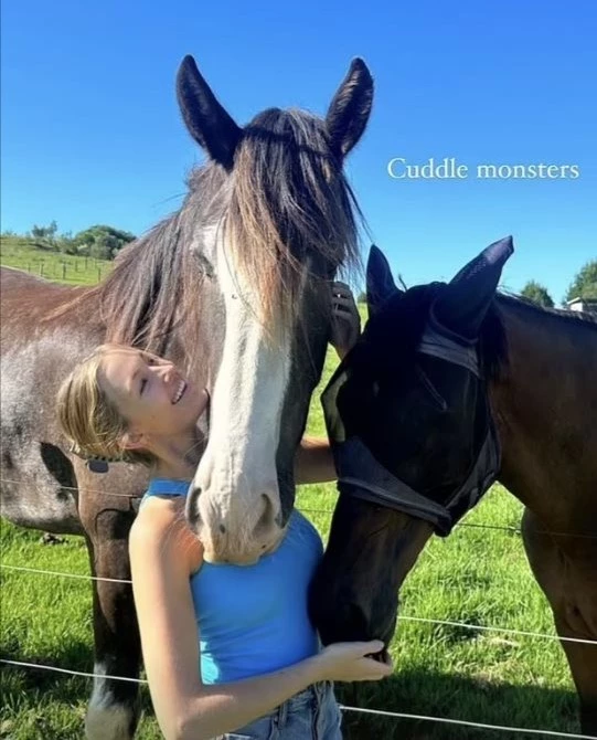 Sienna Weir junto a sus caballos. Fotos redes sociales.