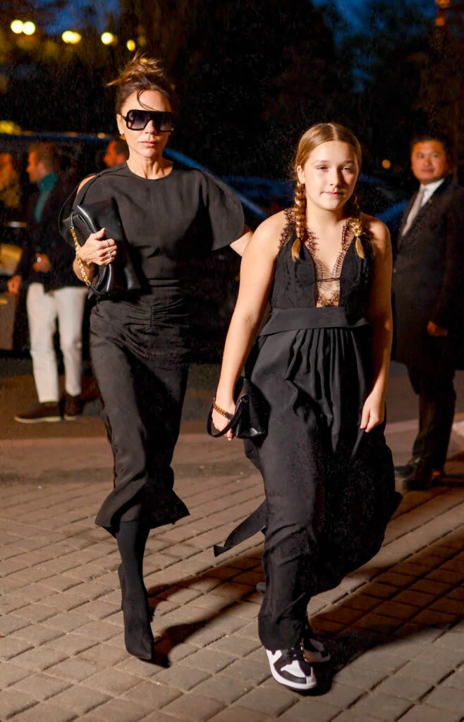 Victoria Beckham y Harper Seven en la semana de la moda de París, septiembre 2022. (Fotonoticias)

