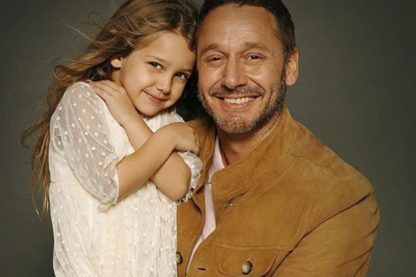 Magnolia Vicuña debutó como modelo junto a su papá Benjamín y sus hermanos
