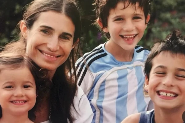 Romina Yan y sus hijos