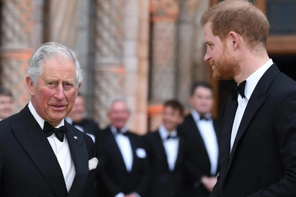 El rey Carlos III y su hijo Harry tuvieron una reunión secreta