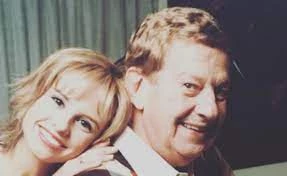 Mariana Fabbiani y su abuelo, Mariano Mores. Foto archivo. 