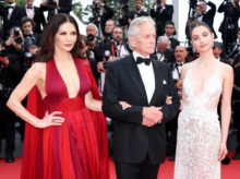 Michael Douglas fue escoltado por Catherine Zeta Jones y su hija Carys en el Festival de Cannes