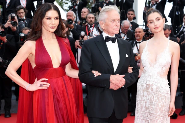 Michael Douglas fue escoltado por Catherine Zeta Jones y su hija Carys en el Festival de Cannes