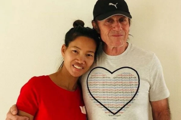 Guillermo Vilas junto a su esposa tailandesa