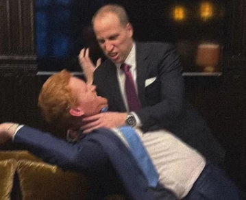 Las impactantes fotos del Príncipe Harry y William a las piñas