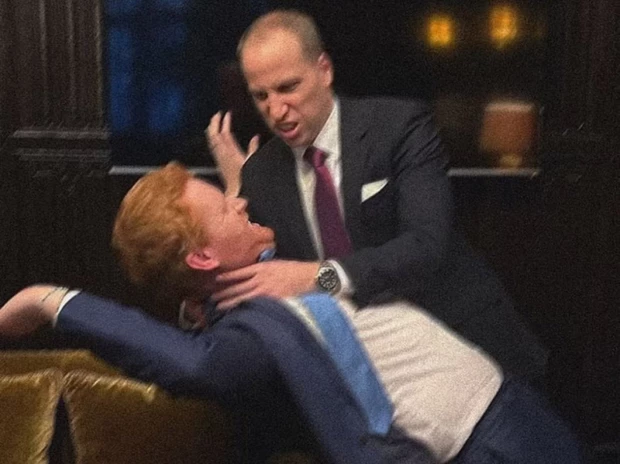 Las impactantes fotos del Príncipe Harry y William a las piñas