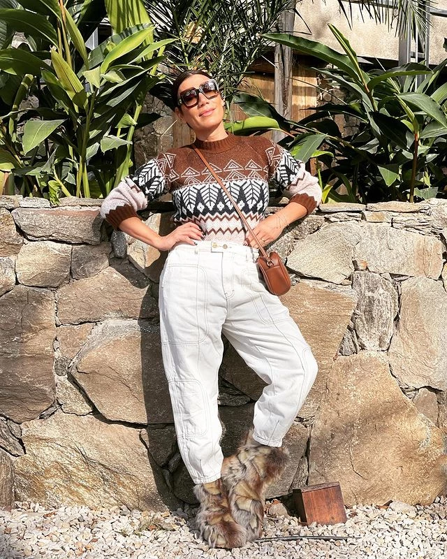 La cartera color suela genera un match con el resto de las prendas.